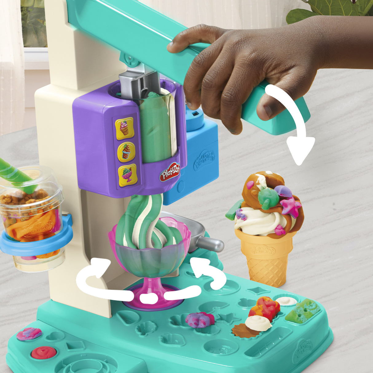 PlayDoh Mes Glaces Arc-en-Ciel, Pâte a modeler, Machine a Creme Glacée factice, 5 pots de 56 g et accessoires, des 3 ans