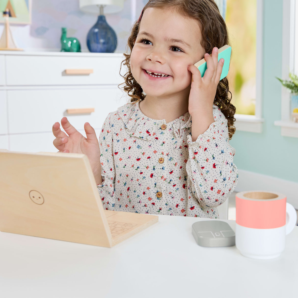FISHER-PRICE Set de télétravail en Bois, 9 éléments avec ordinateur portable et téléphone en bois HXV11