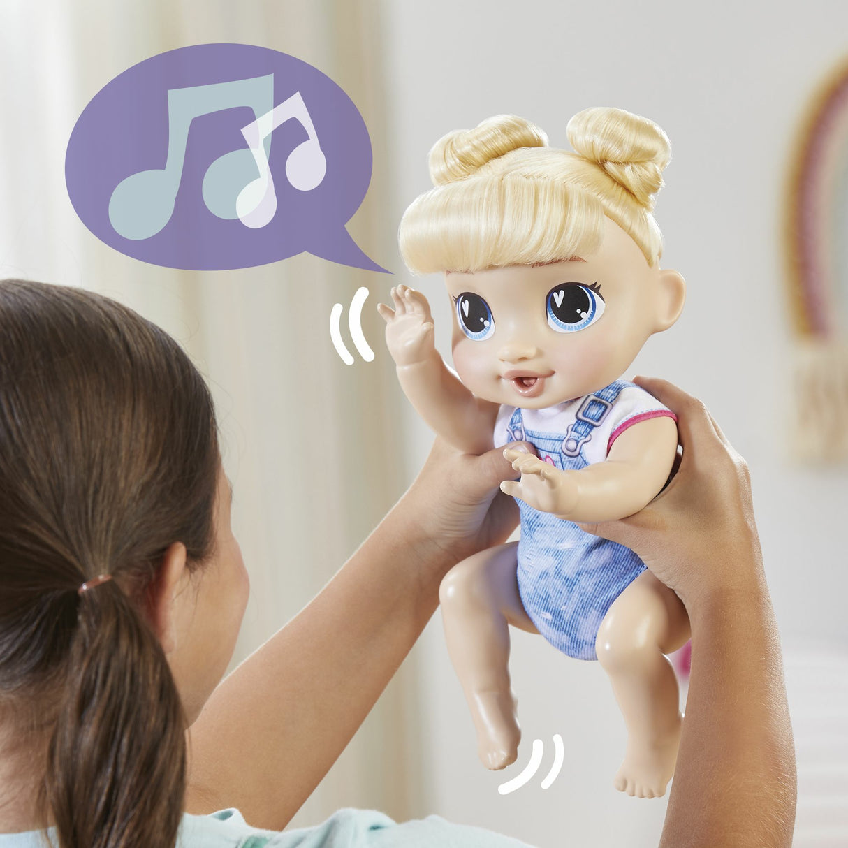 Baby Alive, Harper Hugs Marche a 4 pattes, poupée électronique de 27 cm marchant a 4 pattes, cheveux blonds, a partir de 3 ans