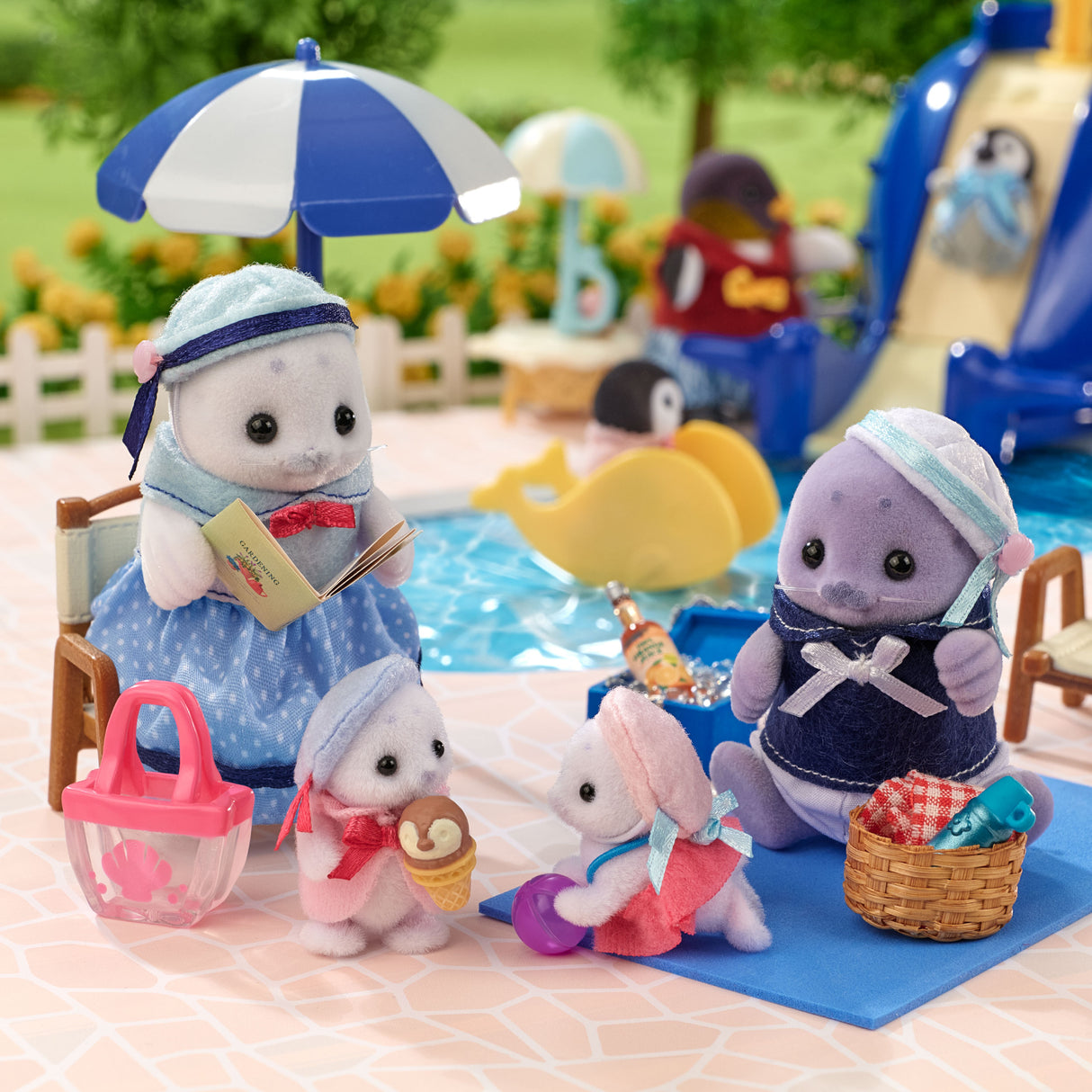 Famille Articulée - SYLVANIAN FAMILIES - Famille Phoque - 4 Personnages et Accessoires de Plage