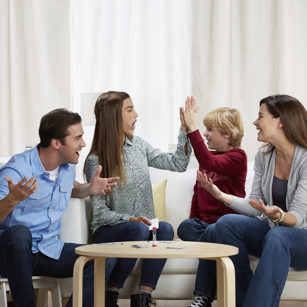 Mache-Mots Enfants contre parents, Jeu de societe ambiance pour la famille, Version francaise, Hasbro Gaming