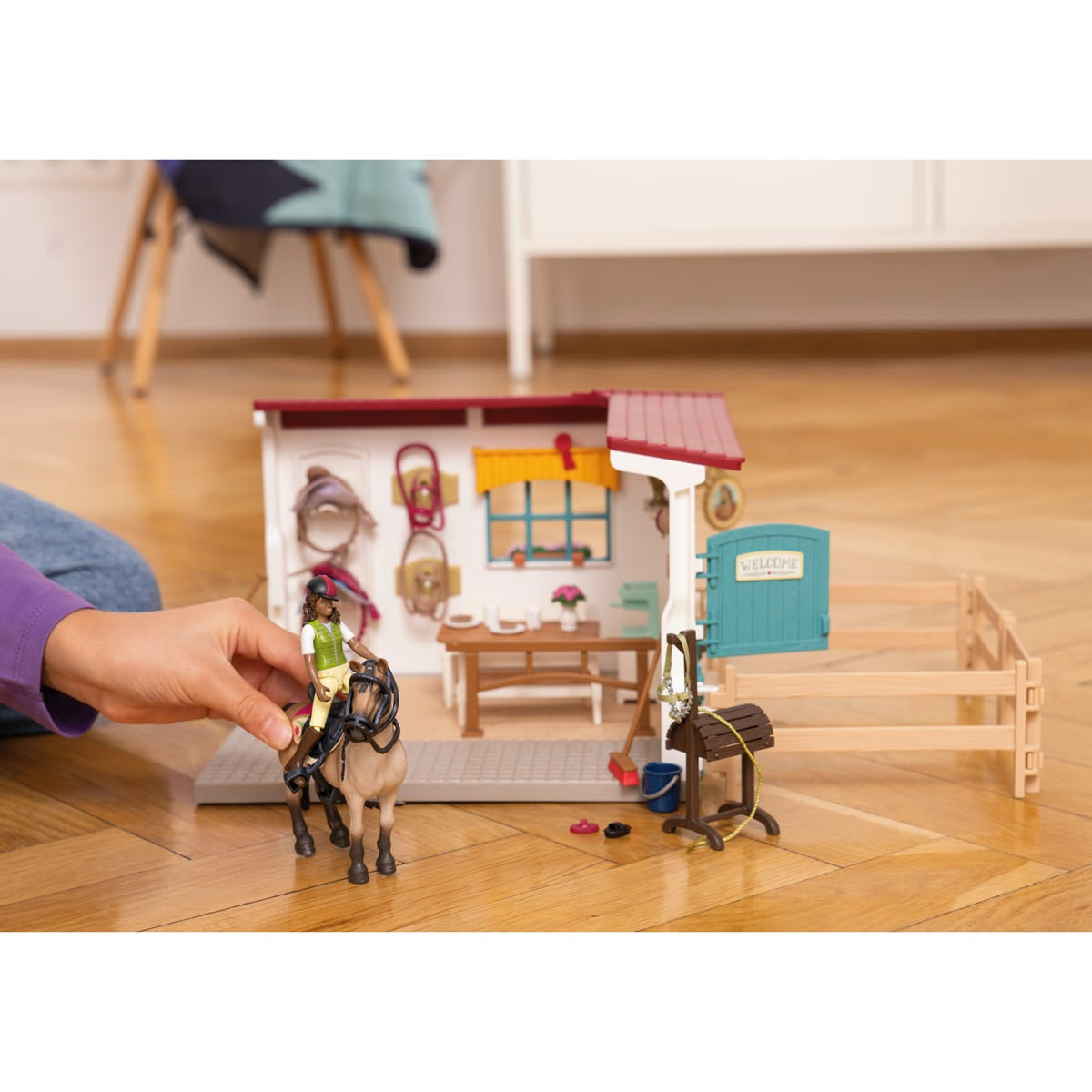 Sellerie du centre équestre, coffret avec 85 éléments inclus dont 1 cheval et 1 personnage, figurines pour enfants des 5 ans -