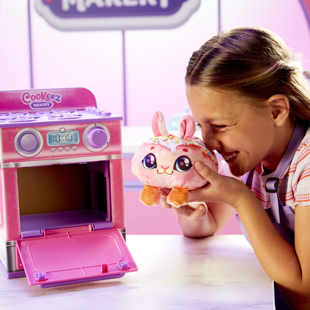 Fabrique a Pâtisserie Rose - MOOSE TOYS - COOKEEZ MAKERY - Four interactif, peluche parfumée et accessoires