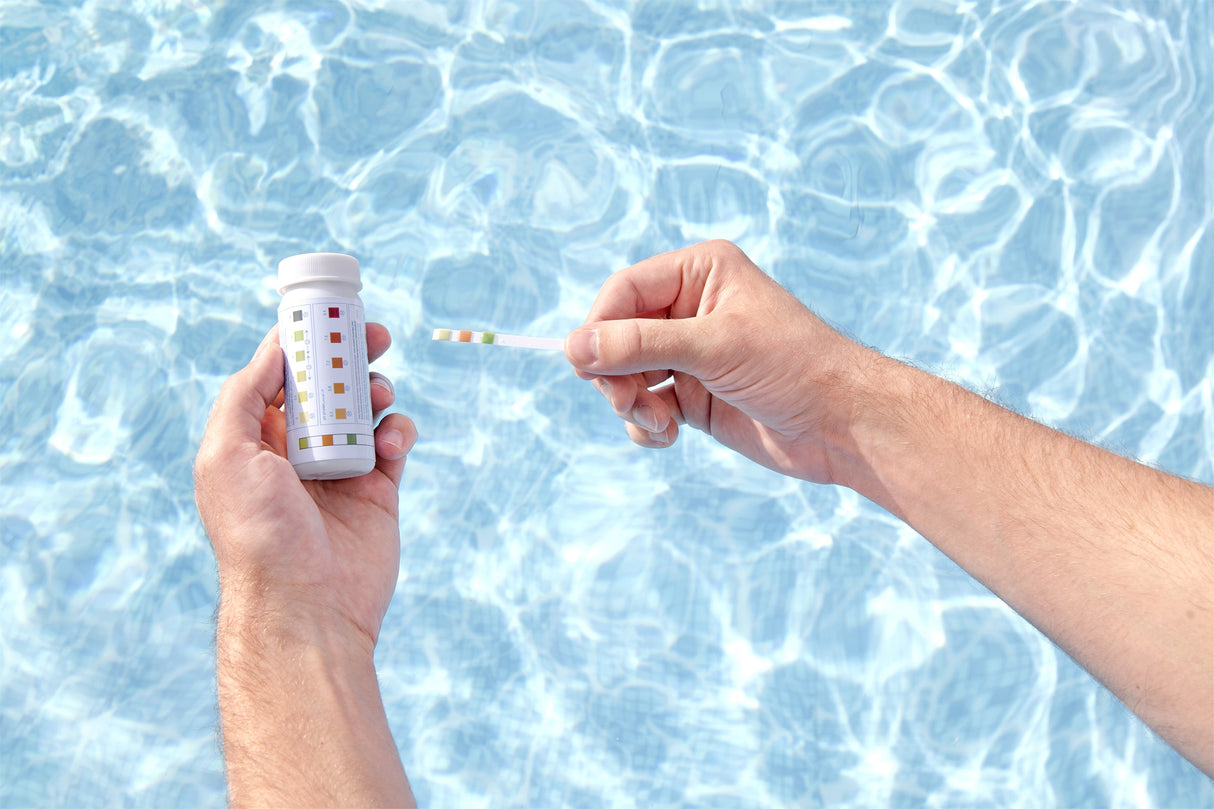 Kit de nettoyage piscine jusqu'a 3,96m - Bestway - Aquaclear - épuisette, flotteur, aspirateur, bande de test, patch de réparation