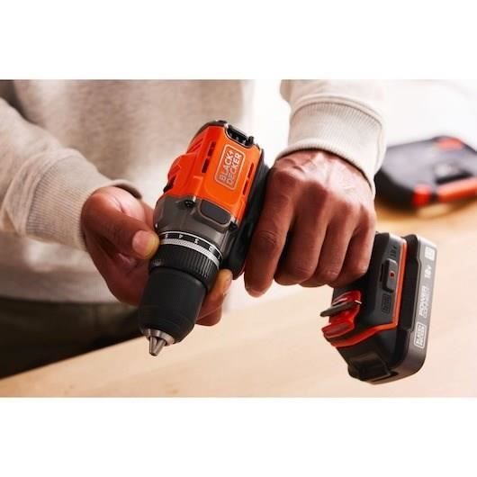 Perceuse visseuse sans fil 18V + 2 batteries 2Ah + chargeur - BLACK&DECKER - BCD382D2XK-QW - Avec mallette de transport