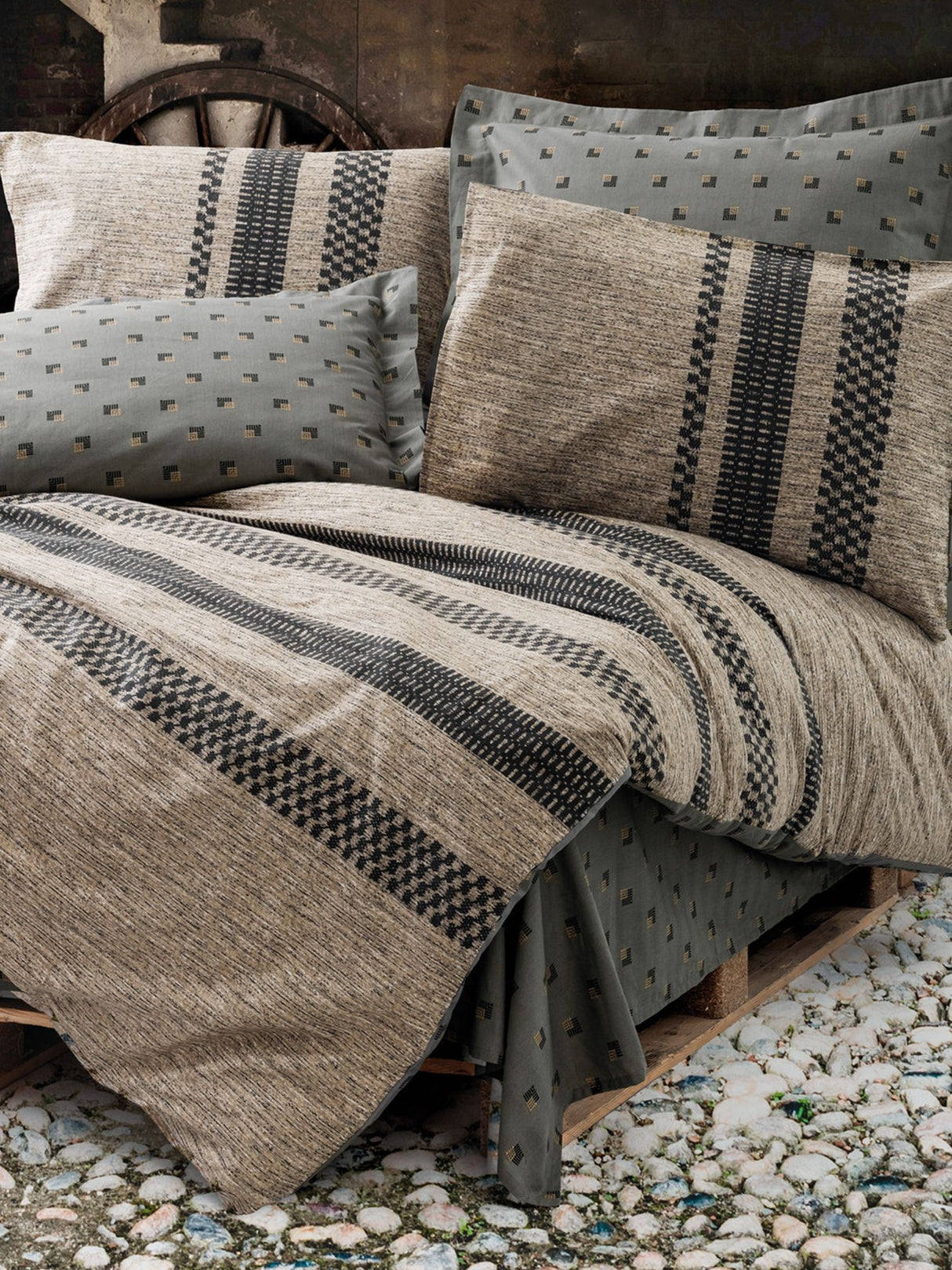Parure de lit - 1 housse de couette 140 x 200 cm + 2 taies d'oreiller 60 x 60 cm - 100% coton renforcé - Brun