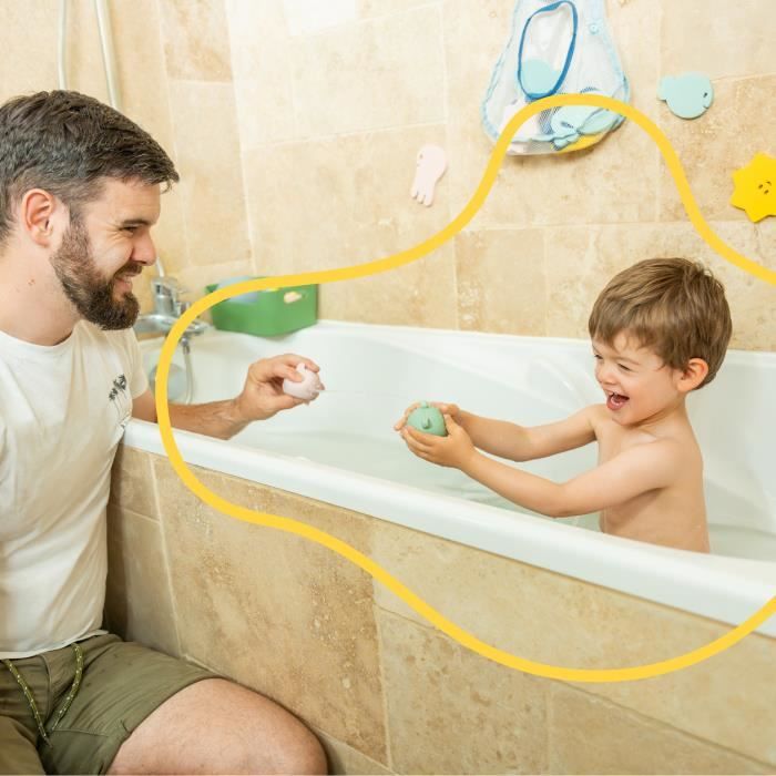 Badabulle Lot de 4 Aspergeurs de bain - Jouets de Bain en Silicone Souple - S'ouvrent pour etre lavés
