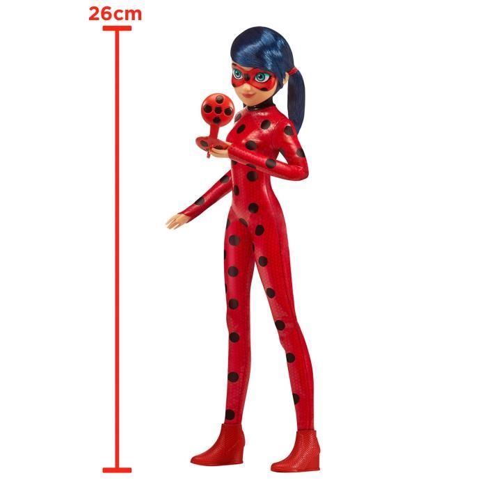 BANDAI - Miraculous Ladybug - Poupée mannequin 26 cm - Ladybug avec son téléphone - Nouveau costume effet vinyle - P50028
