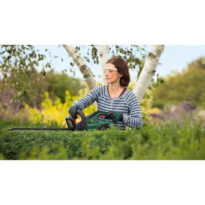 Taille-haies Bosch - UniversalHedgeCut 18V-55 (Longueur de la Lame 55 cm, livré dans une boîte en carton) + batteries chargeur