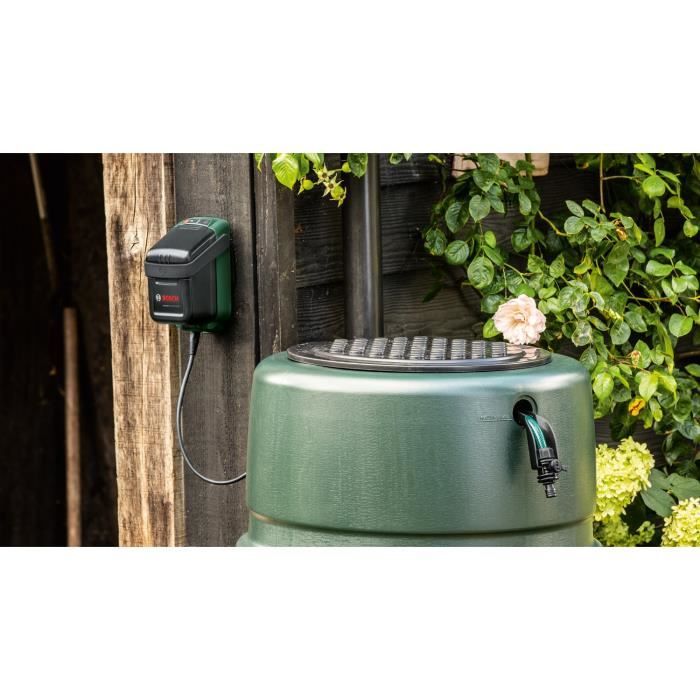 Pompe submersible Bosch - GardenPump 18V-2000 (avec fixation murale et de réservoir et tuyau d'arrosage de 2,5 m)