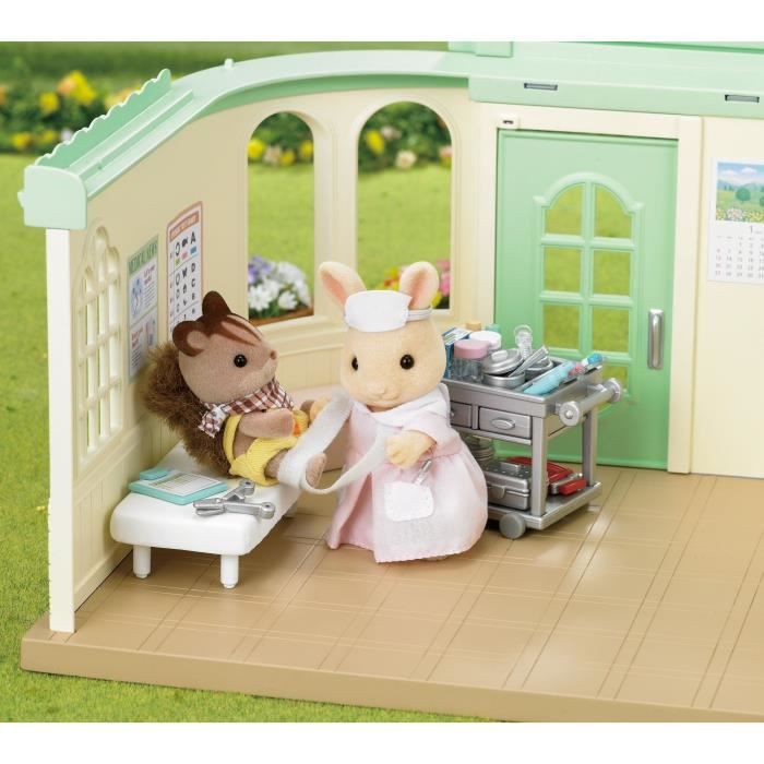 Figurines miniatures - SYLVANIAN FAMILIES - L'infirmiere et accessoires pour soigner et nourrir les patients