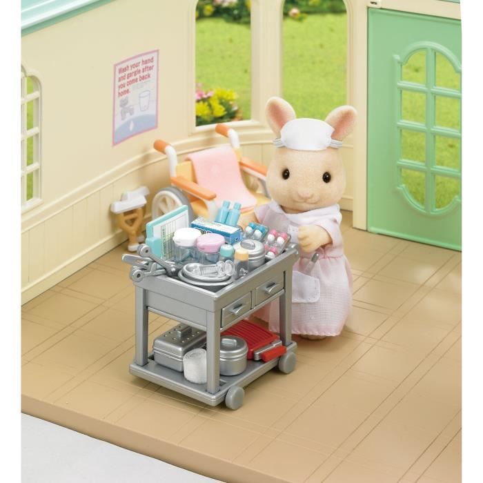 Figurines miniatures - SYLVANIAN FAMILIES - L'infirmiere et accessoires pour soigner et nourrir les patients