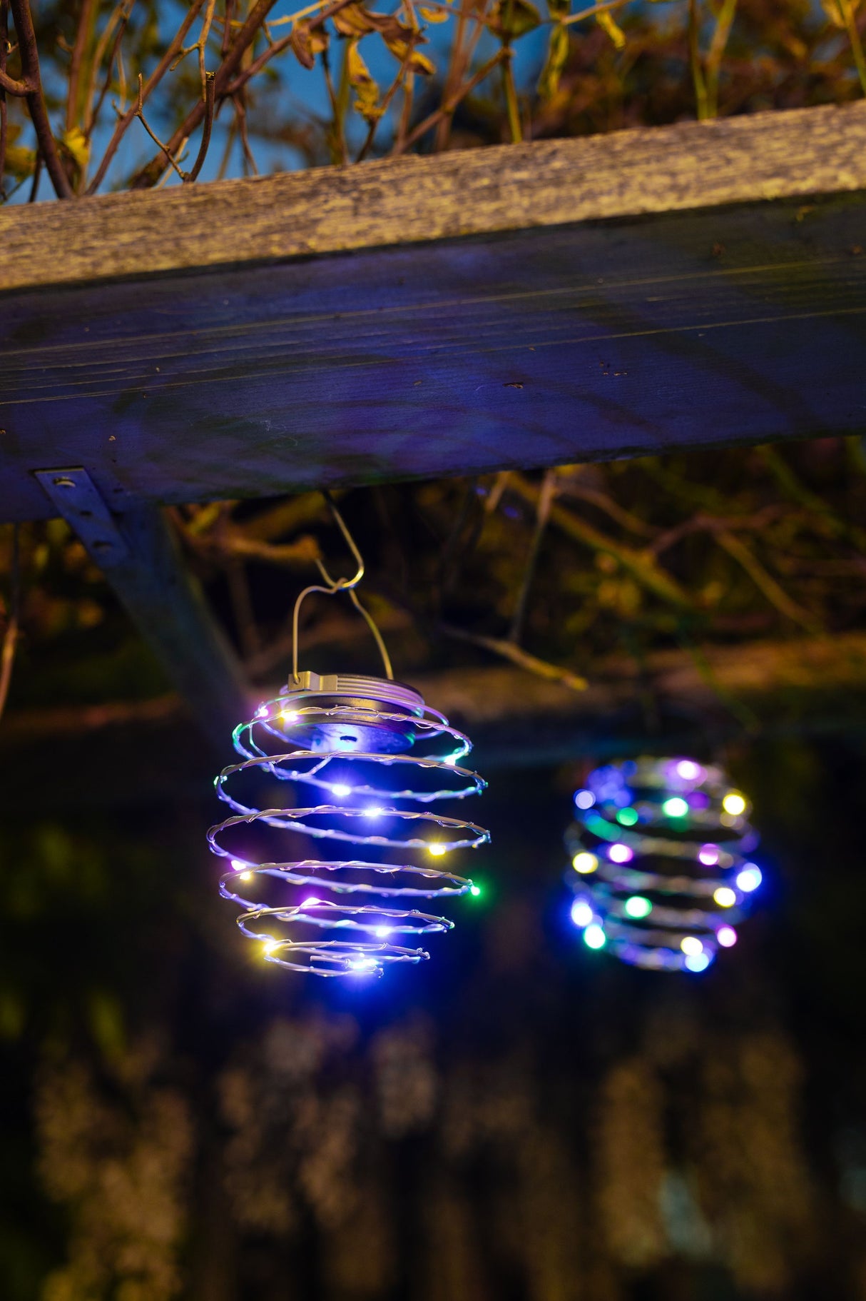 Lot de 2 suspensions spirale solaire - GALIX - G2619 - Hauteur 18,2 cm - Diametre 12 cm - 16 Micro LED - Multicolore - 3 Lumens