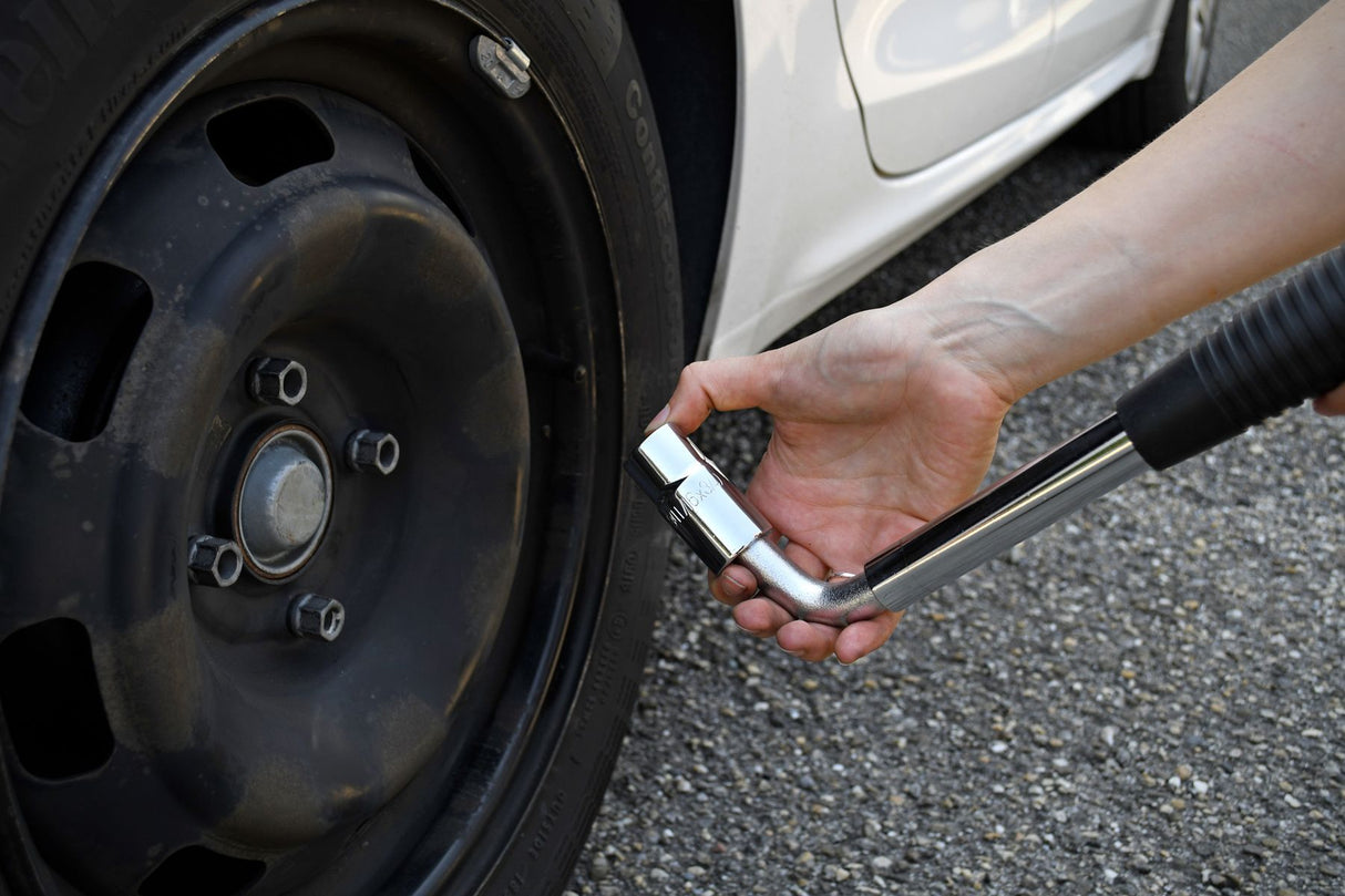 Clé démonte-roue téléscopique douille encliquable réversible 17-19mm - AEG - Longeur repliée : 36cm Longueur déployée : 54,5cm