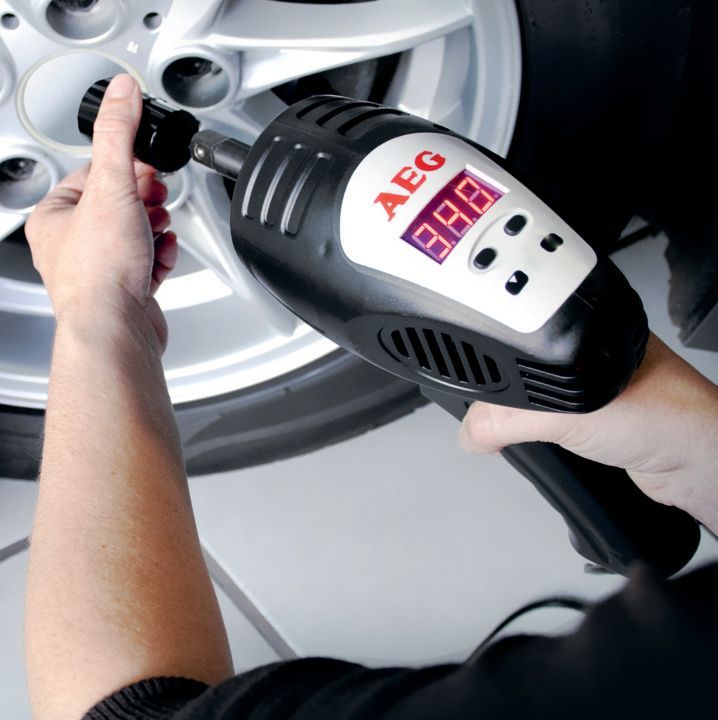 Clé a choc démonte-roue 12V 34 DaNm 2 douilles : 17-19 21-23 allume cigare ou batterie - AEG - Carré standard ½''