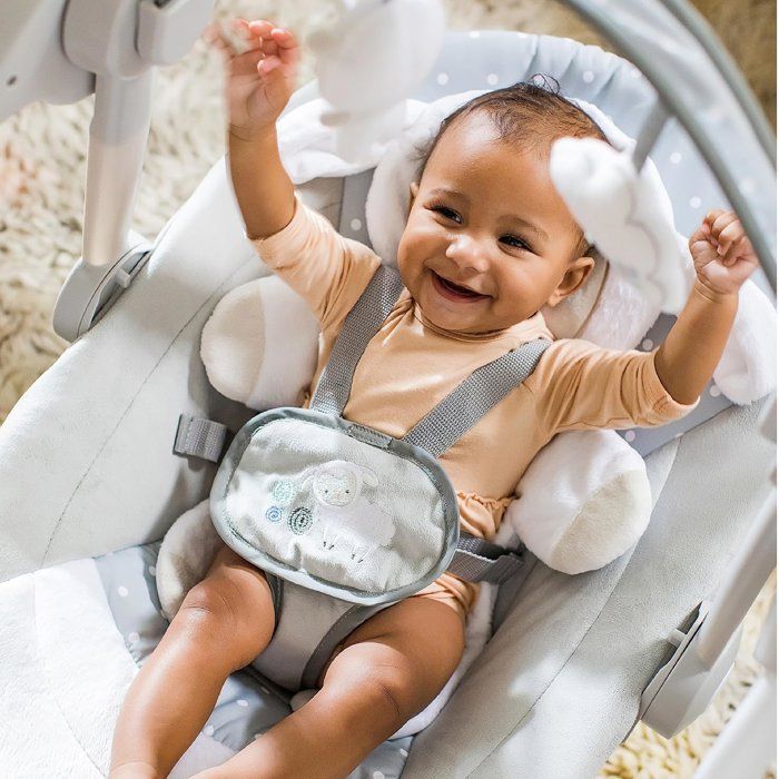 INGENUITY Transat pour bébé Balancelle électrique pliable - Petit Mouton - Arche et jouets amovible, cadeau bébé