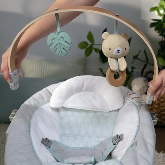 INGENUITY Transat bébé Nate l'Ourson avec arche d'éveil en bois, Cadeau Noel bébé