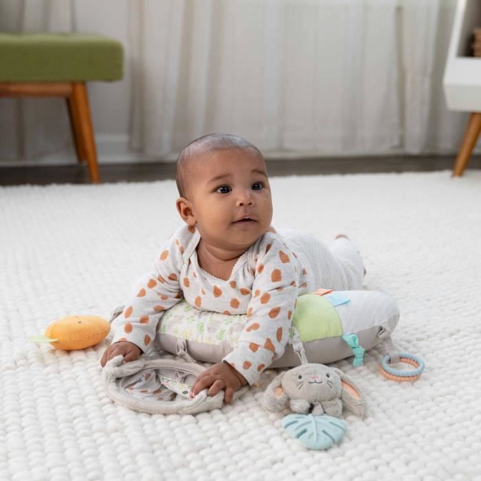 INGENUITY Tapis d'éveil au sol bébé Sylvi pour le temps passé sur le ventre plus long avec jouets mutil sensoriels