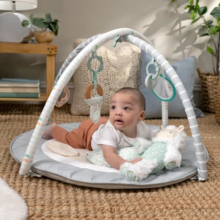 INGENUITY Tapis d'éveil bébé évolutif - Petit Mouton - Arche de jeu amovible, 5 jouets sensoriels, peluche mouton,Cadeau Noel bébé