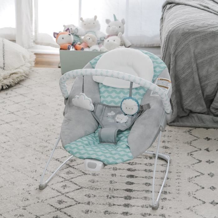 INGENUITY Transat bébé Nuages, Vibrations apaisantes, Arche d'éveil avec 2 peluches, Cale tete amovible, Cadeau Noel bébé