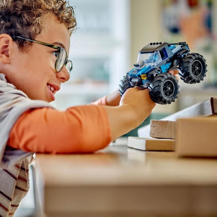 LEGO 60402 City Le Monster Truck Bleu, Jouet Camion Tout-Terrain et Minifigurine de Conducteur, Cadeau Enfants