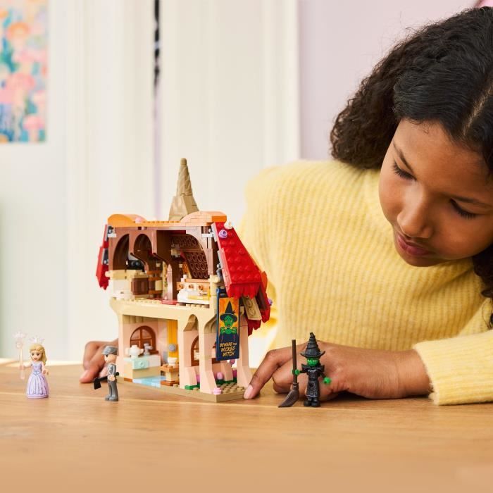 LEGO Wicked 75690 Glinda et Elphaba au Pays des Munchkins - Jeu de Construction des 9 ans