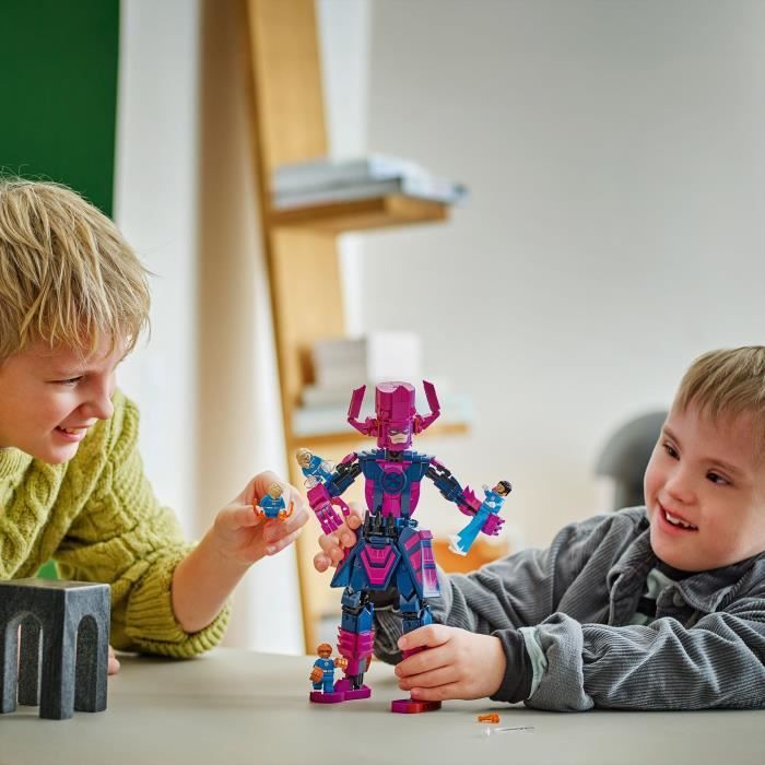 LEGO | Marvel 76316 Les Quatre Fantastiques contre la figurine de Galactus - Jeu des 9 ans