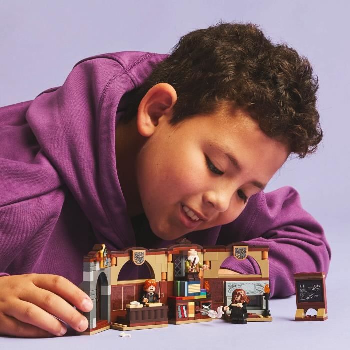 LEGO Harry Potter 76442 Le château de Poudlard : le cours de sortileges - Jouet collector