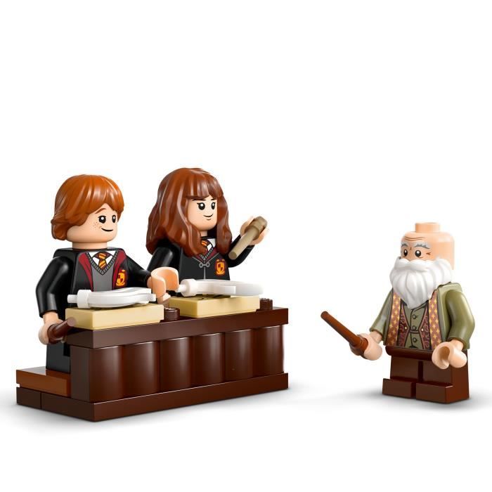 LEGO Harry Potter 76442 Le château de Poudlard : le cours de sortileges - Jouet collector