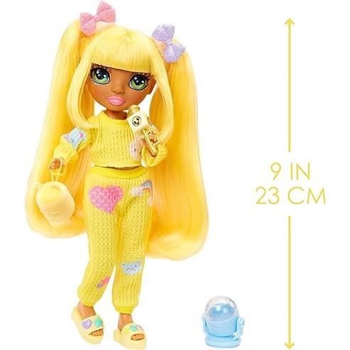 Junior High Pyjama Party -†PoupÈe mannequin articulÈe 22 cm - Sunny (Jaune) - Nombreux accessoires - a partir de 4 ans