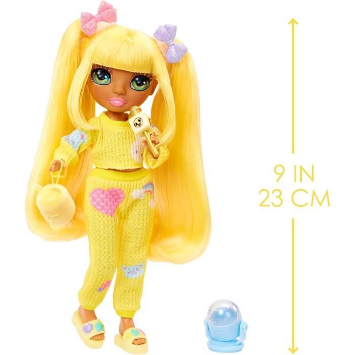 Junior High Pyjama Party - Poupée mannequin articulée 22 cm - Sunny (Jaune) - Nombreux accessoires - a partir de 4 ans