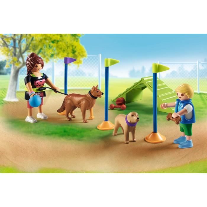 PLAYMOBIL 71745 Aire de jeux pour chiens, enfant et éducatrice, My Life, 61 pieces, Des 4 ans