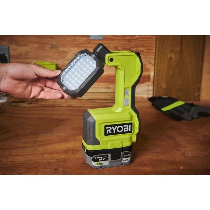 Lampe LED - RYOBI - 18V - pivotable - 1 500 / 700 / 200 Lumens - Ports USB-A et USB-C - Compatible RYOBI LINK et base magnétique