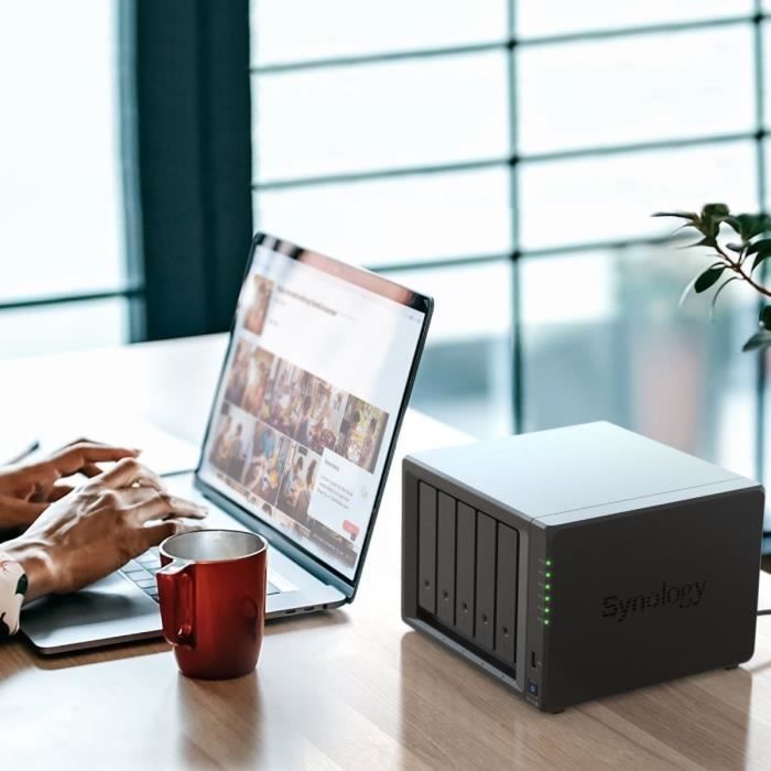 Serveur NAS extensible 5 baies - SYNOLOGY - DS1522+ - AMD Ryzen R1600 - 8 Go DDR4 - RAID 1