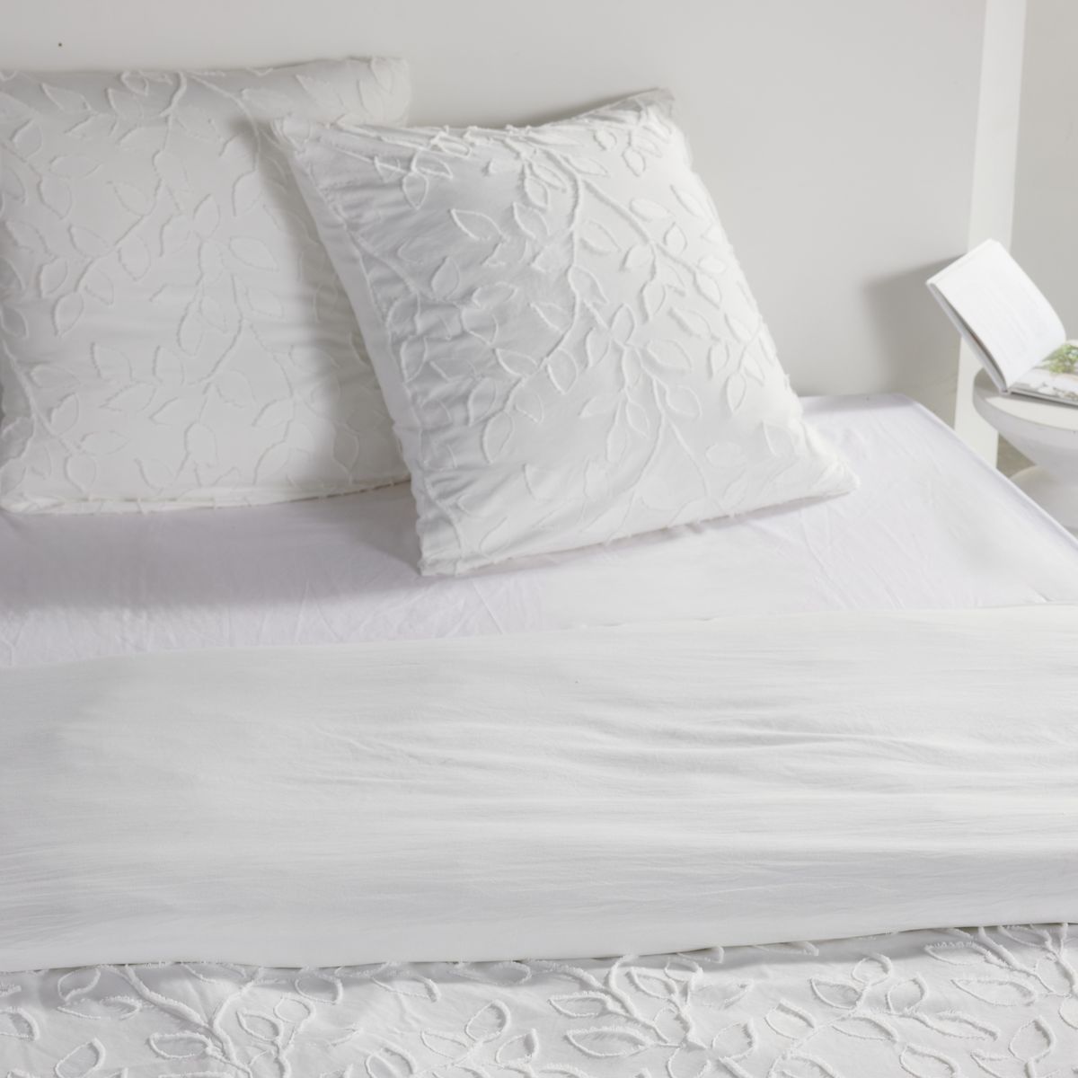 Parure de lit - TODAY - Essential - 2 personnes - 220 x 240 cm - Effet tufté floral blanc