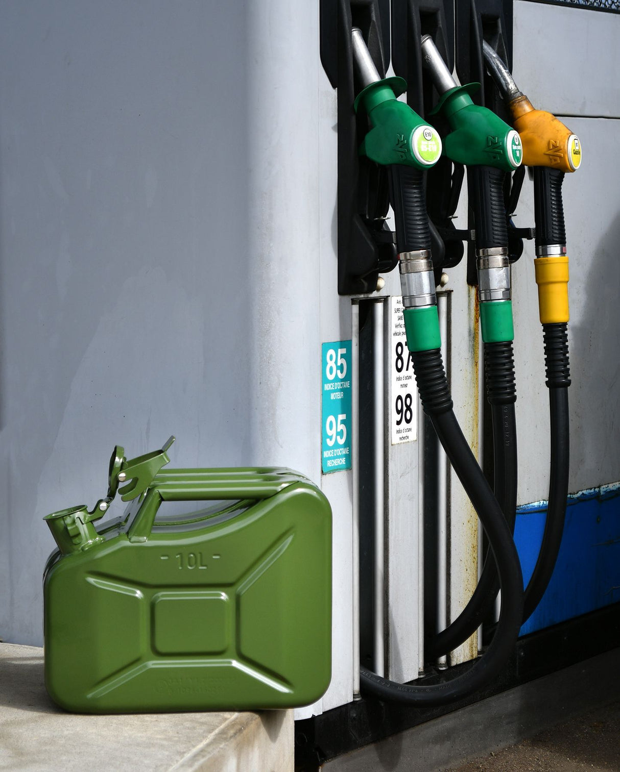 jerrican design US métal 10L --PRECISSION STEEL - jerrican essence - bonne résistance aux chocs et perçage - crochet de fermeture