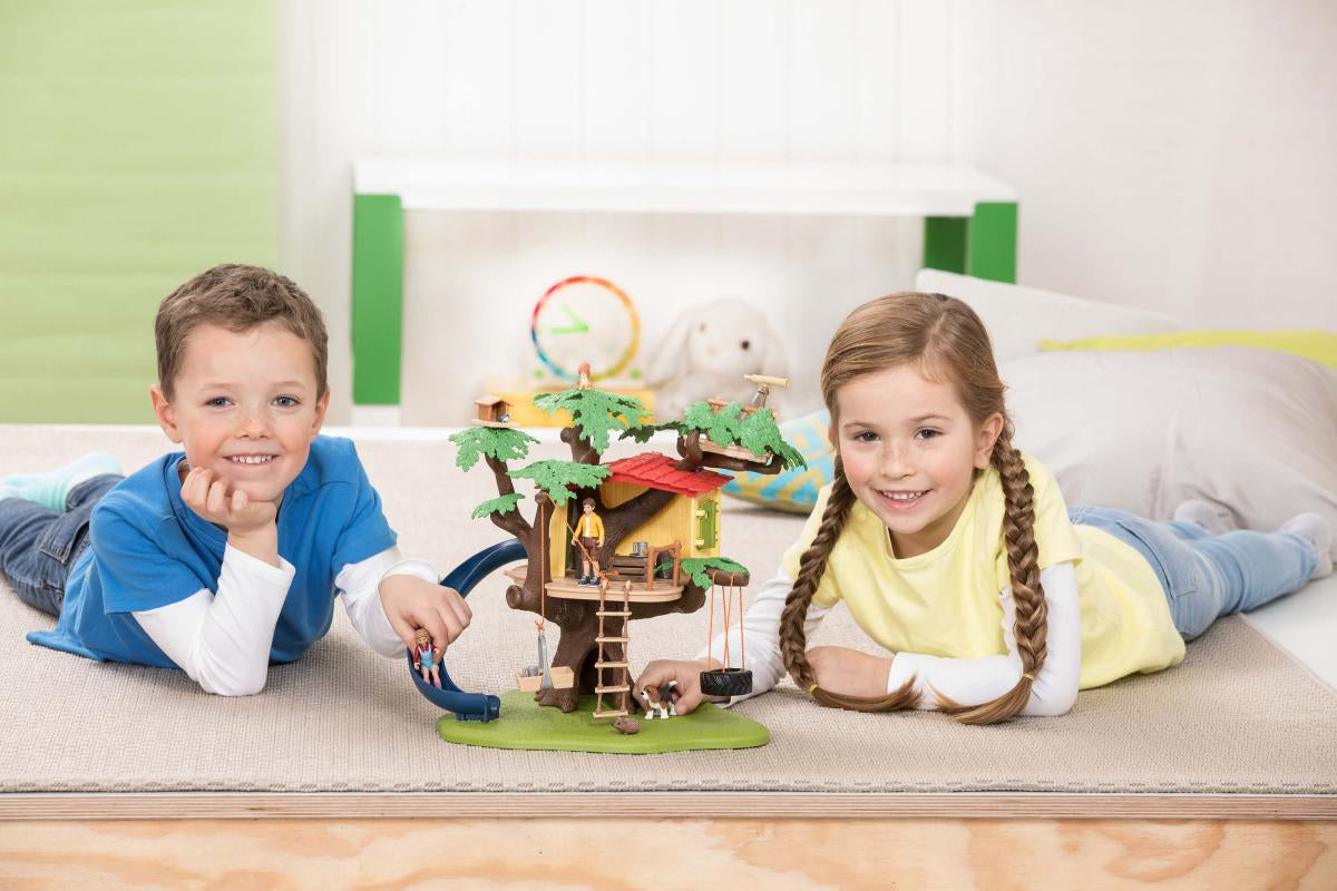 Cabane aventure dans les arbres, coffret de 60 pieces détaillées avec balançoire, 2 figurines d'enfant et figurines d'animaux,