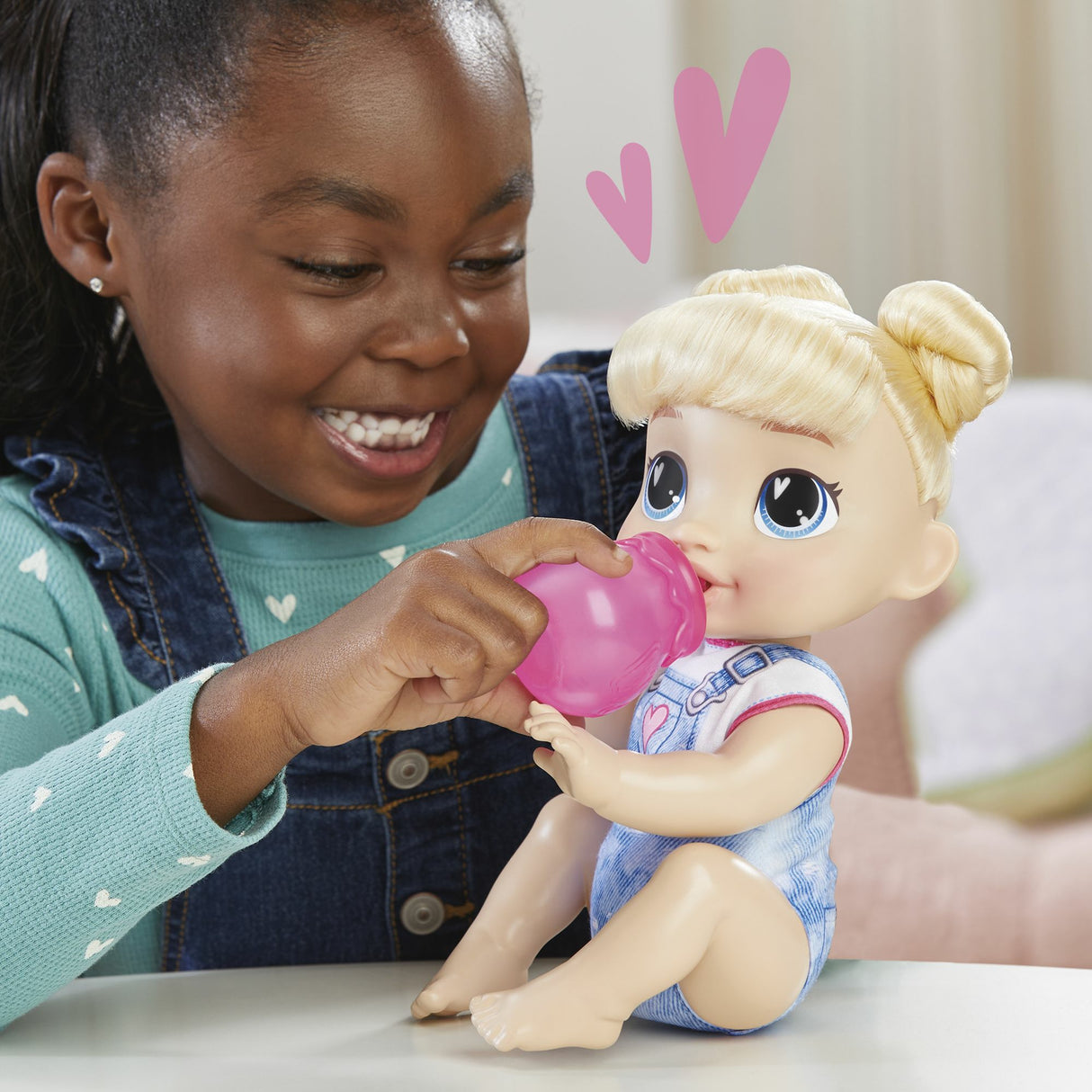 Baby Alive, Harper Hugs Marche a 4 pattes, poupée électronique de 27 cm marchant a 4 pattes, cheveux blonds, a partir de 3 ans
