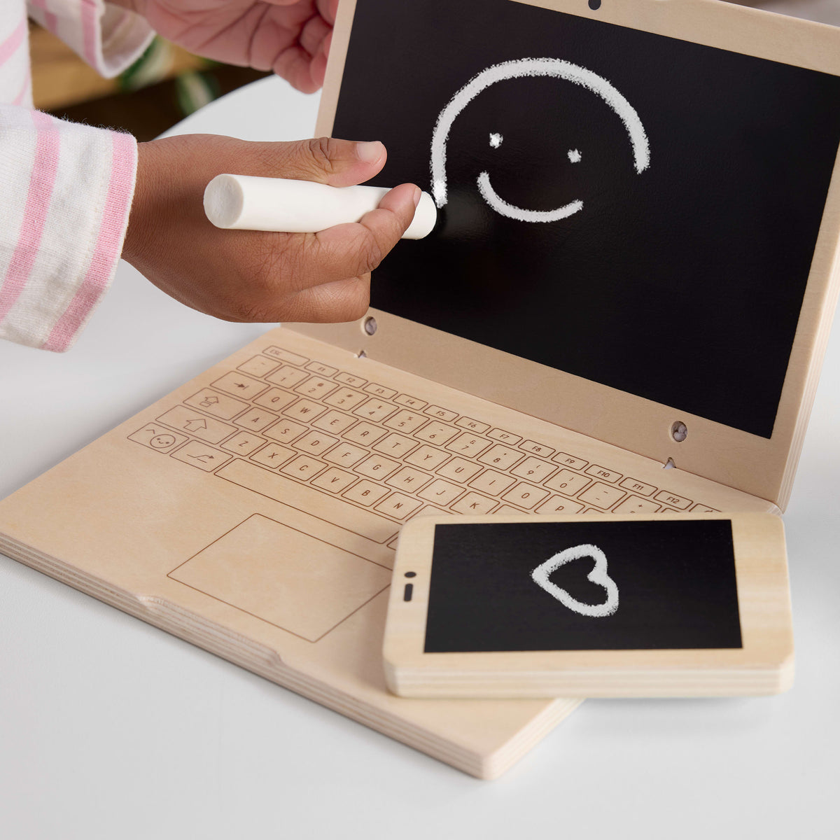 FISHER-PRICE Set de télétravail en Bois, 9 éléments avec ordinateur portable et téléphone en bois HXV11