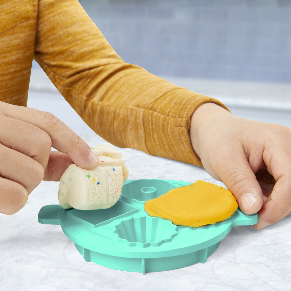 Play-Doh Robot pâtissier, jouet de pâte a modeler avec accessoires de cuisine factices, Kitchen Creations, Des 3 ans