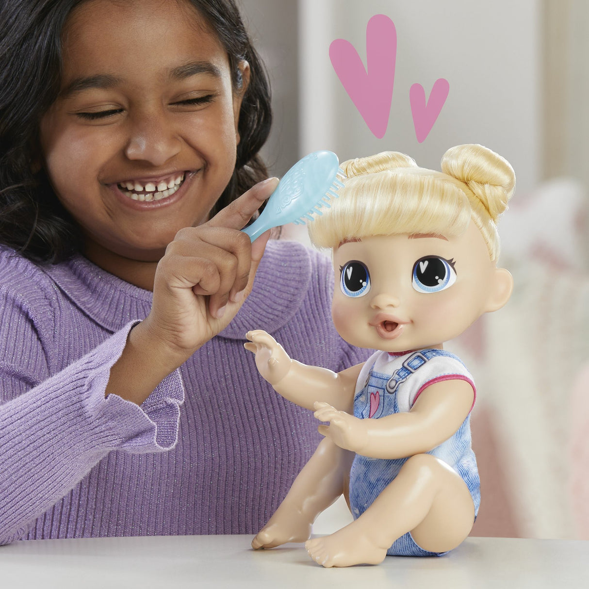 Baby Alive, Harper Hugs Marche a 4 pattes, poupée électronique de 27 cm marchant a 4 pattes, cheveux blonds, a partir de 3 ans