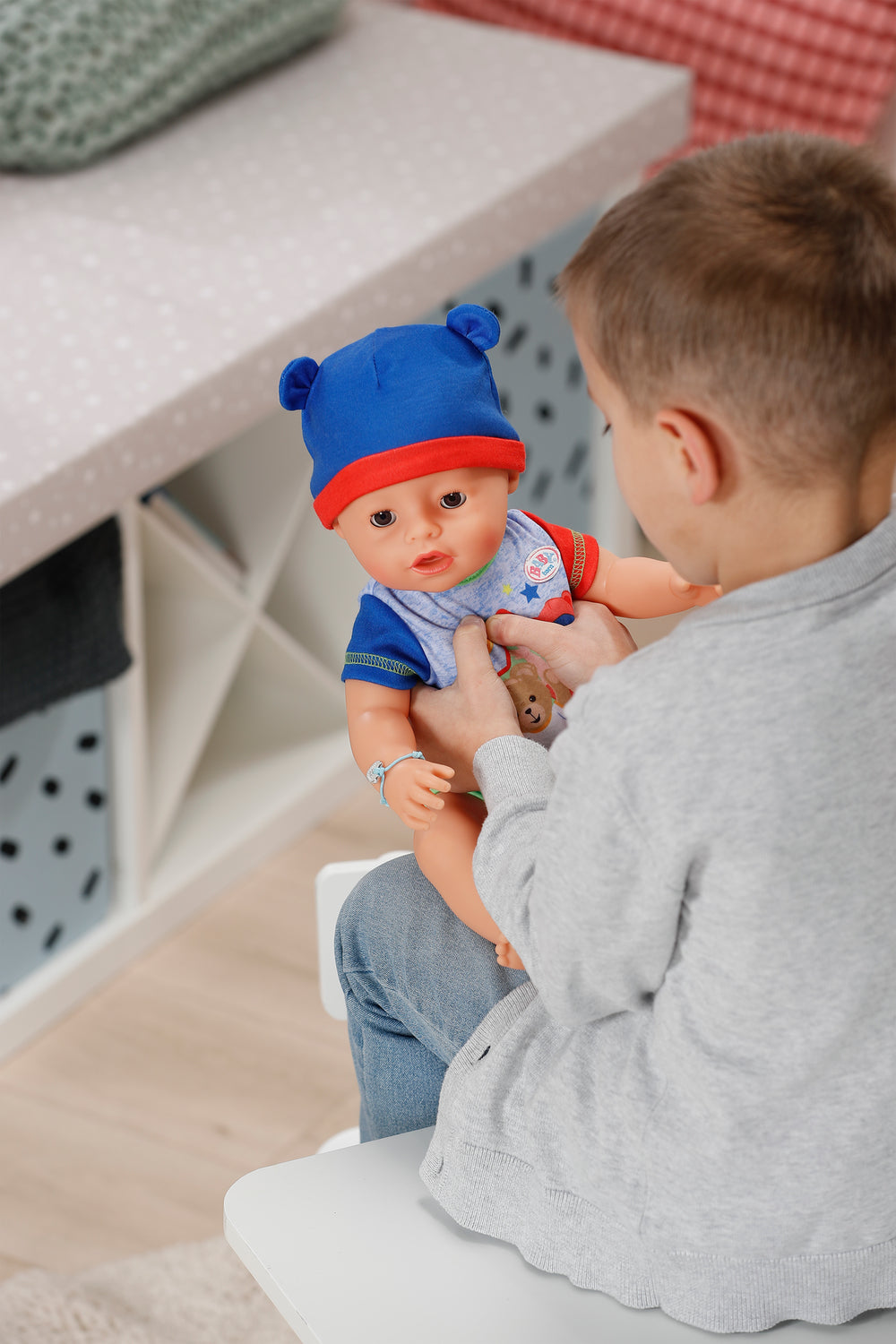 Poupon - BABY BORN - Jonas - 10 fonctions réalistes - 10 accessoires - Bleu et Rouge - 43cm - Des 3 ans