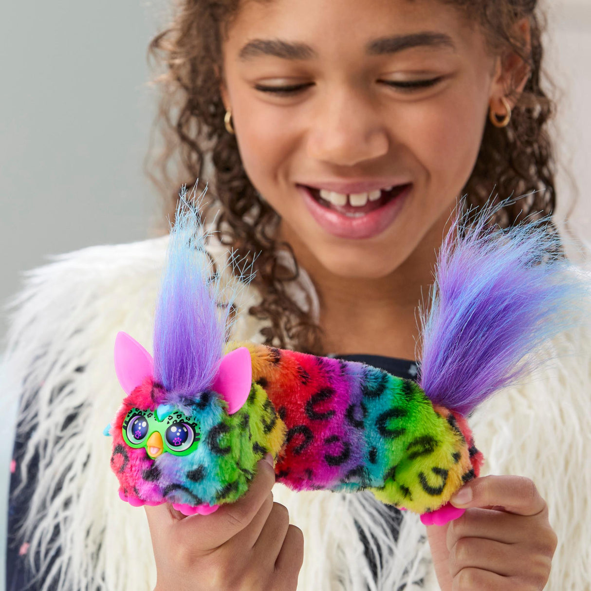 Furby DJ Furblets Rain-Bow-Kat, Mini peluche électronique, jouet pour enfant, 45 sons et musiques, des 6 ans