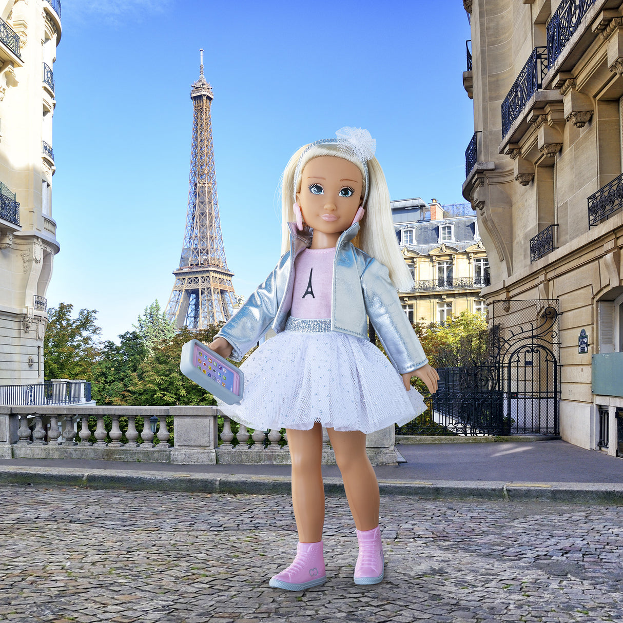 Poupée Mannequin - COROLLE - Valentine Fashion Week Paris - 28 cm - 4 accessoires - Senteur vanille - Des 4 ans