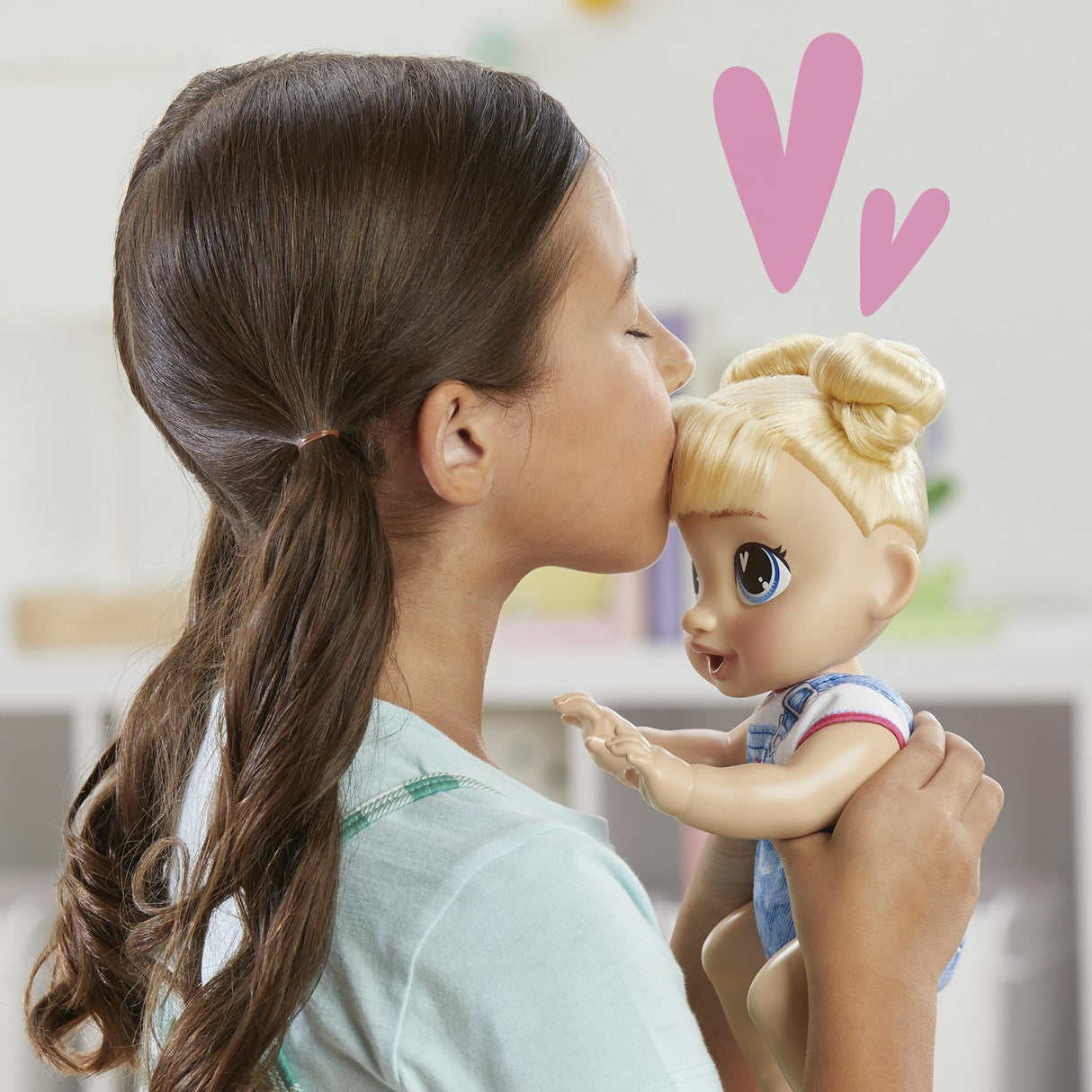 Baby Alive, Harper Hugs Marche a 4 pattes, poupée électronique de 27 cm marchant a 4 pattes, cheveux blonds, a partir de 3 ans