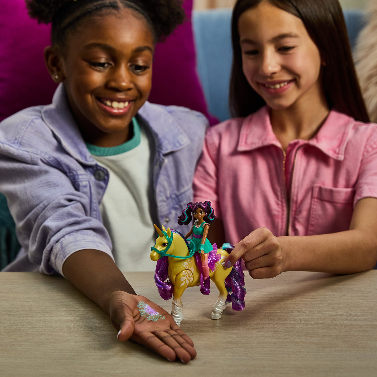 Unicorn Academy Licorne Leaf avec Lumieres et Poupée Ava
