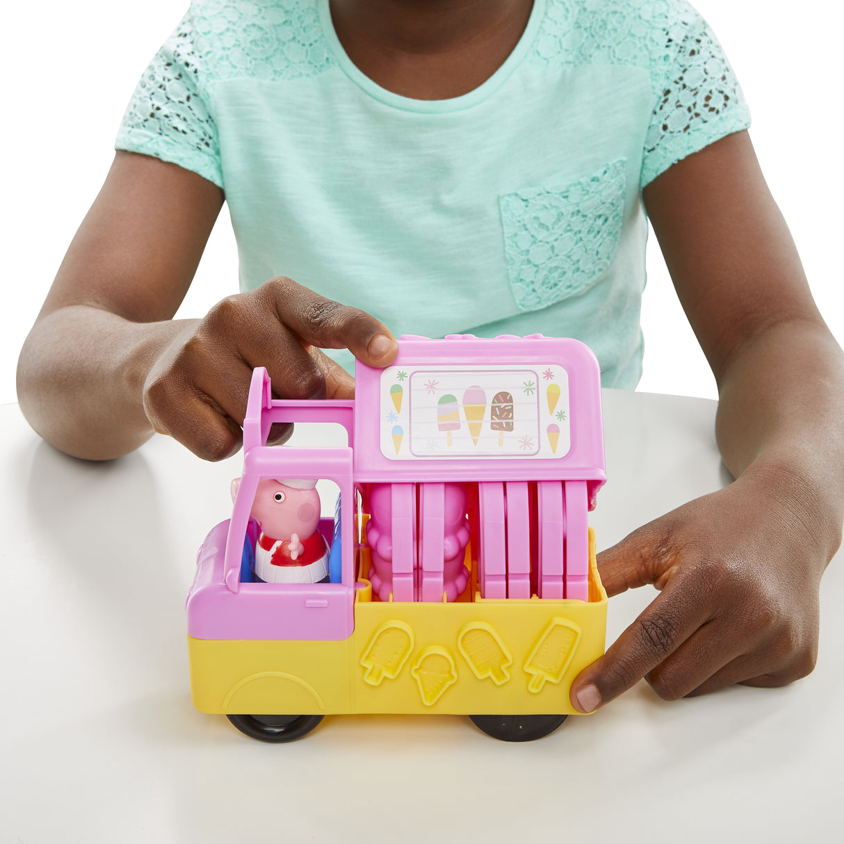 Play-Doh Peppa et le camion de glaces, figurines Peppa et George, 5 pots de pâte a modeler, des 3 ans
