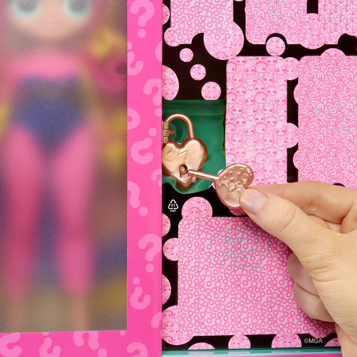 L.O.L. Surprise! - OMG Eye Spy Series - Superhero - 1 Poupée, Vetements, Accessoires, Indices a Résoudre, Surprises a Découvrir