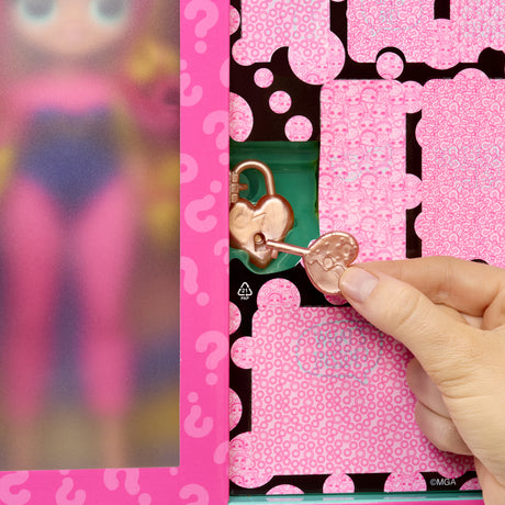 L.O.L. Surprise! - OMG Eye Spy Series - Superhero - 1 Poupée, Vetements, Accessoires, Indices a Résoudre, Surprises a Découvrir