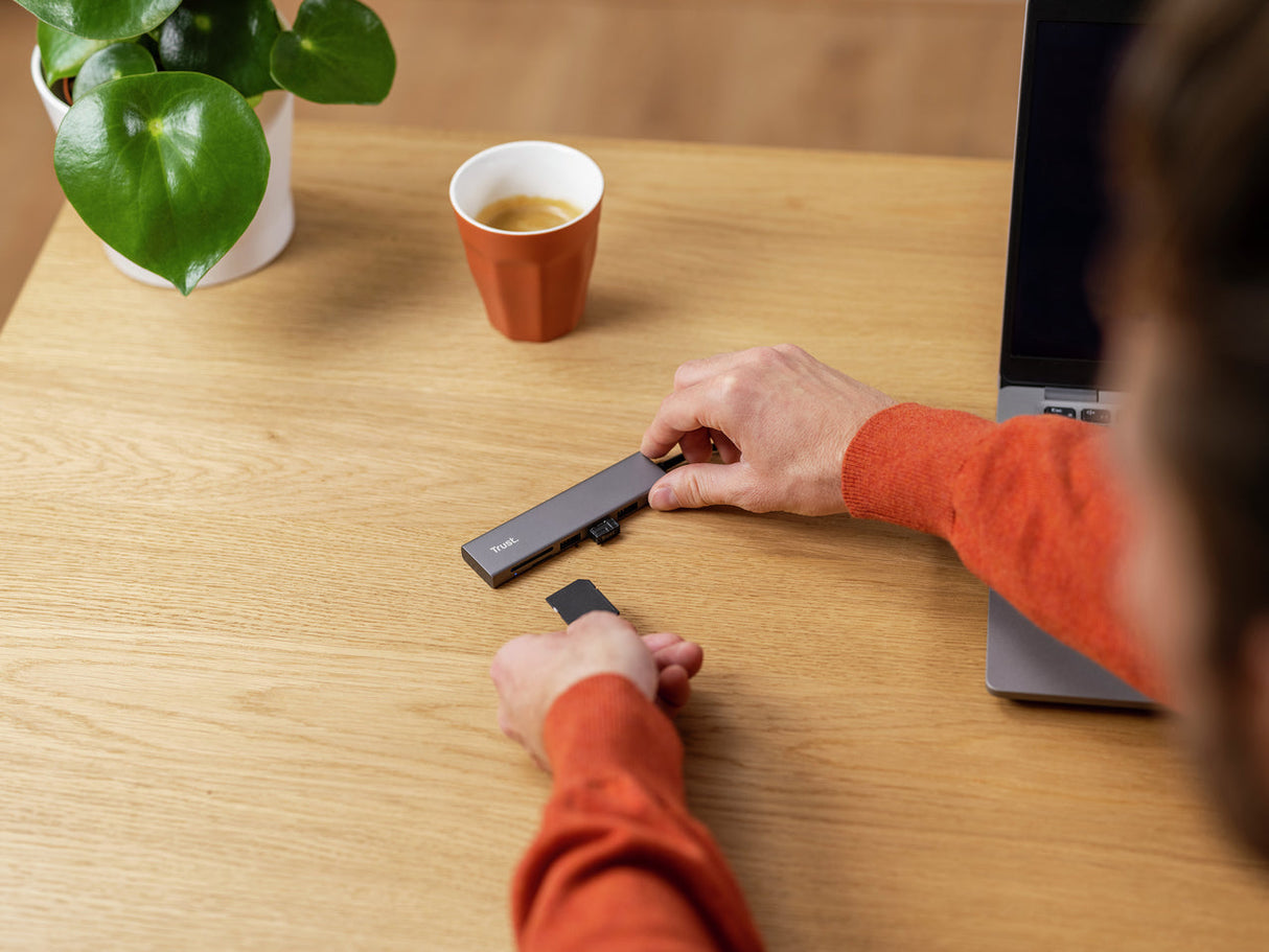 Hub USB-C 3.2 Trust Halyx - 3 ports USB-A + lecteur de cartes (Argent)